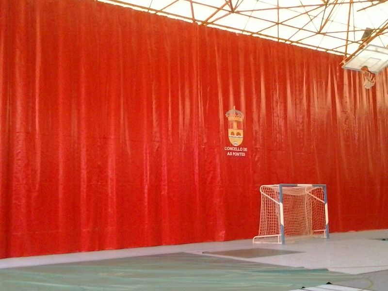 Sustitucion de cortinas divisorias en el Polideportivo Municipal de As Pontes
